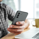 Sichern Sie Ihr Samsung Galaxy A35 5G mit Eleganz und Funktion. Unsere graue Handytasche der Version 2 kombiniert stilvollen Schutz mit praktischem Zugriff auf alle Tasten und Anschlüsse. Beständig und modisch - die perfekte Ergänzung für Ihren mobilen Alltag.