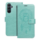 Verleihen Sie Ihrem Samsung Galaxy A15 4G / A15 5G einen Hauch von Eleganz und Schutz mit dieser grünen Handytasche. Das stilvolle Design mit einer geprägten Eule im Traumfänger-Stil fügt eine spirituelle Note hinzu, während die robuste Bauart Ihr Handy vor Stößen und Kratzern bewahrt. Ideal für den Alltagsgebrauch mit einem praktischen Verschluss für sicheren Halt und Aussparungen für die Kamera und Anschlüsse.