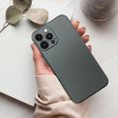 Die graue Schutzhülle für das Apple iPhone 17 bietet nicht nur eine stilvolle Optik, sondern auch zuverlässigen Schutz vor Kratzern und Stößen. Ihr schlankes Design fügt sich perfekt in die Form des iPhones ein und sorgt für einen angenehmen Grip. Ideal für alle, die Eleganz und Funktionalität schätzen.