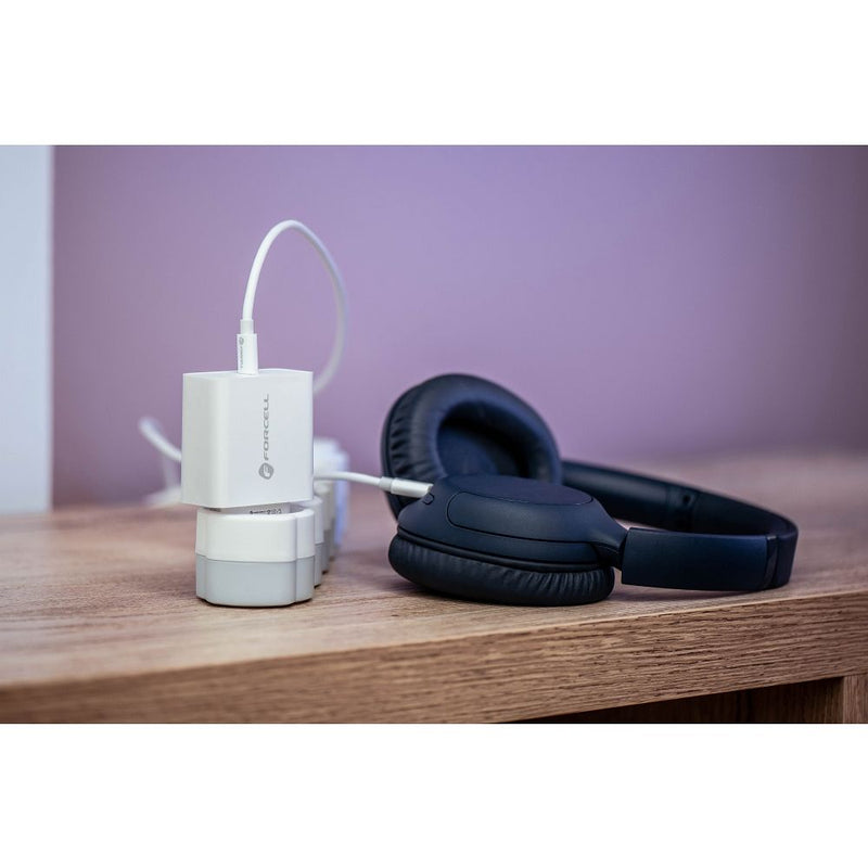 Schnelles Aufladen unterwegs: Forcell Netzladegerät mit 45W, USB Typ C, Quick Charge 4.0. Kompakt, ideal für Reisen. Effizientes Laden für Smartphones und Tablets.