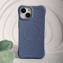 Die blaue Schutzhülle für das Apple iPhone 13 Pro bietet nicht nur ein stylisches Design, sondern auch optimalen Schutz vor Kratzern und Stößen. Die rutschfeste Oberfläche sorgt für einen sicheren Griff und ein angenehmes Gefühl in der Hand. Ideal, um dein iPhone sicher und dennoch schick zu präsentieren.