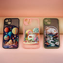 Eine stilvolle Handytasche für das Samsung Galaxy A54 5G in leuchtendem Grün. Mit einem kunstvollen Design, das von einer malerischen Landschaft inspiriert ist, bietet sie nicht nur Schutz, sondern auch einen einzigartigen Look. Ideal für modebewusste Nutzer!