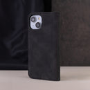 Elegante Schutzhülle für das Apple iPhone 13 in Schwarz. Diese Hülle bietet optimalen Schutz und verleiht deinem Smartphone einen stilvollen Look. Ideal für den täglichen Gebrauch!