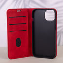 Die rote Handytasche für das Samsung Galaxy A34 vereint Stil und Funktionalität. Sie schützt das Gerät vor Kratzern und Stößen und verleiht ihm gleichzeitig einen eleganten Look. Ideal für alle, die ihr Smartphone sicher und modisch aufbewahren möchten.