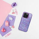 Verleihen Sie Ihrem iPhone 16 Pro einen Hauch von Eleganz mit der V2 Schutzhülle in schimmerndem Violett. Robustes Material trifft auf stilvollen Glanzeffekt – perfekter Schutz, der auffällt.