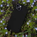 Die schwarze Schutzhülle für das Apple iPhone 16 vereint elegantes Design mit optimalem Schutz. Sie bietet einen sicheren Halt und schützt vor Kratzern und Stößen, während die präzisen Ausschnitte all Ihre Anschlüsse und Funktionen problemlos zugänglich lassen. Ideal für stilbewusste Nutzer, die ihre Geräte schützen möchten.