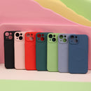 Die schwarze Schutzhülle für das Apple iPhone 16 vereint elegantes Design mit optimalem Schutz. Sie bietet einen sicheren Halt und schützt vor Kratzern und Stößen, während die präzisen Ausschnitte all Ihre Anschlüsse und Funktionen problemlos zugänglich lassen. Ideal für stilbewusste Nutzer, die ihre Geräte schützen möchten.