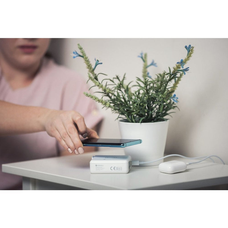 Der Multi Reiselader 6 in 1 - Perfekt für Reisen! Mit 6 Anschlüssen, darunter USB und USB-C, ermöglicht er das gleichzeitige Laden mehrerer Geräte. Integrierte Powerbank mit 8.000 mAh und Quick Charge 3.0 für schnelles Aufladen. Ideal für globale Steckerstandards.