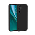 Die schwarze Handytasche für das Samsung Galaxy S25 bietet optimalen Schutz und eine schlichte Eleganz. Mit ihrer passgenauen Form gewährleistet sie einen sicheren Halt und Zugang zu allen Funktionen des Geräts. Ideal für alle, die Stil und Funktionalität schätzen.