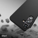 Die schwarze Handytasche für das Samsung Galaxy S25 bietet optimalen Schutz und eine schlichte Eleganz. Mit ihrer passgenauen Form gewährleistet sie einen sicheren Halt und Zugang zu allen Funktionen des Geräts. Ideal für alle, die Stil und Funktionalität schätzen.