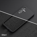 Die schwarze Handytasche für das Samsung Galaxy S25 bietet optimalen Schutz und eine schlichte Eleganz. Mit ihrer passgenauen Form gewährleistet sie einen sicheren Halt und Zugang zu allen Funktionen des Geräts. Ideal für alle, die Stil und Funktionalität schätzen.