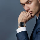 Das Bild zeigt eine elegante Apple Watch ausgestattet mit einem DUX DUCIS Starp Milanese Armband aus Edelstahl in Platinoptik. Das magnetische Milanese Loop-Design sorgt für eine verstellbare Passform und einen modernen Look, der perfekt zu den 42/44/45 mm Modellen der Apple Watch passt. Ideal für einen anspruchsvollen Stil im Alltag.