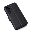 Schütze dein Motorola Moto G04, Moto G24 oder Moto E14 mit dieser eleganten schwarzen Schutzhülle. Sie bietet nicht nur optimalen Schutz vor Stößen und Kratzern, sondern verleiht deinem Smartphone auch einen stilvollen Look. Perfekte Passform und praktische Funktionen machen sie zum idealen Begleiter im Alltag.