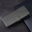Schütze dein Motorola Moto G04, Moto G24 oder Moto E14 mit dieser eleganten schwarzen Schutzhülle. Sie bietet nicht nur optimalen Schutz vor Stößen und Kratzern, sondern verleiht deinem Smartphone auch einen stilvollen Look. Perfekte Passform und praktische Funktionen machen sie zum idealen Begleiter im Alltag.