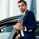 Das Bild zeigt eine elegante Apple Watch ausgestattet mit einem DUX DUCIS Starp Milanese Armband aus Edelstahl in Platinoptik. Das magnetische Milanese Loop-Design sorgt für eine verstellbare Passform und einen modernen Look, der perfekt zu den 42/44/45 mm Modellen der Apple Watch passt. Ideal für einen anspruchsvollen Stil im Alltag.