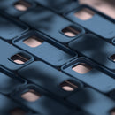 Schutzhülle für das Apple iPhone 12 Pro / 12 in elegantem Blau bietet optimalen Schutz und einen stylischen Look. Das flexible Material schmiegt sich perfekt an das Smartphone und schützt vor Kratzern sowie Stößen. Ideal für alle, die ihr iPhone sowohl schick als auch sicher aufbewahren möchten.