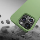 Die grüne Schutzhülle für das Apple iPhone 15 Pro vereint elegantes Design mit optimalem Schutz. Sie bietet eine rutschfeste Oberfläche und schützt das Gerät effektiv vor Kratzern und Stößen, während sie dem iPhone einen frischen, modernen Look verleiht. Ideal für alle, die Funktionalität und Stil kombinieren möchten.