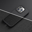 Schutzhülle für das Apple iPhone 15 Pro Max in Schwarz – elegant und funktional. Diese Hülle bietet optimalen Schutz vor Stößen und Kratzern, während sie gleichzeitig die schlanke Form des Geräts bewahrt. Ideal für stilbewusste Nutzer, die Sicherheit und Design vereinen möchten.