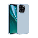 Schutzhülle für das Apple iPhone 15 Pro Max in einem eleganten Blau. Diese Schutzhülle kombiniert Stil und Funktionalität und bietet optimalen Schutz vor Kratzern und Stößen. Ideal für alle, die ihr iPhone nicht nur schützen, sondern auch stylisch präsentieren möchten.