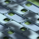 Schutzhülle für das Apple iPhone 15 Pro Max in einem eleganten Blau. Diese Schutzhülle kombiniert Stil und Funktionalität und bietet optimalen Schutz vor Kratzern und Stößen. Ideal für alle, die ihr iPhone nicht nur schützen, sondern auch stylisch präsentieren möchten.