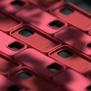 Schutzhülle für das Apple iPhone 15 Pro Max in einem lebhaften Rot – ideal für einen stylischen Look und optimalen Schutz. Die Hülle bietet eine passgenaue Form und schützt vor Stößen und Kratzern, während sie gleichzeitig den Zugang zu allen Tasten und Anschlüssen ermöglicht. Perfect für alle, die ihr Gerät sicher und elegant präsentieren möchten.
