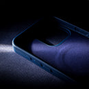 Schutzhülle für das Apple iPhone 16 Pro in Blau: Diese elegante Hülle bietet nicht nur optimalen Schutz, sondern besticht auch durch ihr modernes Design mit orangefarbenen Akzenten. Perfekt für alle, die Stil und Funktionalität schätzen!