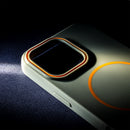 Schutzhülle für das Apple iPhone 14 Pro in elegantem Grau. Diese Hülle bietet nicht nur einen modernen Look, sondern schützt Ihr Gerät auch optimal. Mit einem praktischen Halter und einem auffälligen orangefarbenen Detail ist sie sowohl stylisch als auch funktional. Optimaler Schutz für Ihr iPhone, ohne auf Ästhetik zu verzichten!