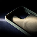 Diese praktische Handytasche in Grau ist perfekt für das Samsung Galaxy A17 5G, Galaxy A17 4G und Galaxy A18 5G geeignet. Sie bietet nicht nur optimalen Schutz, sondern überzeugt auch durch ihr modernes Design mit einem stylischen Akzent in Orange. Ein zusätzliches Feature ist die bequeme Griffschlaufe, die das Handling erleichtert. Ideal für den Alltag!