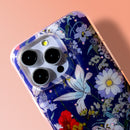 Diese elegante Schutzhülle für das Apple iPhone 17 in Blau kombiniert Stil und Schutz. Das florale Design verleiht deinem Gerät einen frischen Look, während die robuste Verarbeitung es vor Stößen und Kratzern schützt. Perfekt für alle, die Mode und Funktionalität schätzen!