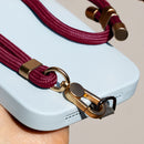 Entdecken Sie unser elegantes Handgelenkband – das perfekte Accessoire für Stilbewusste! Mit geflochtenem Cord, goldenen Elementen und einem robusten Metallkarabiner tragen Sie Ihre Essentials sicher und stilvoll. Verstellbar bis 50 cm, ideal für jeden Anlass!