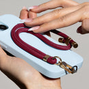 Entdecken Sie unser elegantes Handgelenkband – das perfekte Accessoire für Stilbewusste! Mit geflochtenem Cord, goldenen Elementen und einem robusten Metallkarabiner tragen Sie Ihre Essentials sicher und stilvoll. Verstellbar bis 50 cm, ideal für jeden Anlass!