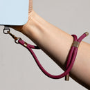 Entdecken Sie unser elegantes Handgelenkband – das perfekte Accessoire für Stilbewusste! Mit geflochtenem Cord, goldenen Elementen und einem robusten Metallkarabiner tragen Sie Ihre Essentials sicher und stilvoll. Verstellbar bis 50 cm, ideal für jeden Anlass!
