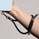 Entdecken Sie unser elegantes Band für stilvolle Accessoires! Es vereint Funktionalität mit modernem Design und sorgt dafür, dass Ihr Handy, Schlüssel oder Kopfhörer sicher griffbereit sind. Mit verstellbarer Länge und hochwertigem Cord ist es Ihr ideales Everyday-Accessoire!