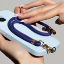 Entdecken Sie unser elegantes Handgelenkband – das perfekte Accessoire für Smartphone, Schlüssel & Kopfhörer. Hergestellt aus robustem Cord, kombiniert es Stil mit Funktionalität. Verstellbar bis 50 cm, leicht montierbar und ideal für jeden Tag. Seien Sie praktisch und modisch!