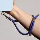 Entdecken Sie unser elegantes Handgelenkband – das perfekte Accessoire für Smartphone, Schlüssel & Kopfhörer. Hergestellt aus robustem Cord, kombiniert es Stil mit Funktionalität. Verstellbar bis 50 cm, leicht montierbar und ideal für jeden Tag. Seien Sie praktisch und modisch!