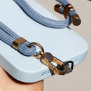 Die stilvolle blaue Schutzhülle bietet nicht nur Schutz, sondern auch einen modernen Look. Mit ihrem eleganten Design und den goldenen Akzenten ist sie perfekt für den Alltag und sorgt dafür, dass deine Ausstattung sicher und schick bleibt.