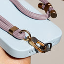 Entdecken Sie unser elegantes Handgelenkband – das perfekte Accessoire für Stil und Funktionalität. Mit geflochtenem Cord, goldenen Elementen und robustem Metallkarabiner bleibt Ihr Smartphone sicher und griffbereit. Verstellbar auf bis zu 50 cm für höchsten Tragekomfort. Ideal für jeden Anlass!