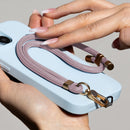 Entdecken Sie unser elegantes Handgelenkband – das perfekte Accessoire für Stil und Funktionalität. Mit geflochtenem Cord, goldenen Elementen und robustem Metallkarabiner bleibt Ihr Smartphone sicher und griffbereit. Verstellbar auf bis zu 50 cm für höchsten Tragekomfort. Ideal für jeden Anlass!