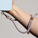 Entdecken Sie unser elegantes Handgelenkband – das perfekte Accessoire für Stil und Funktionalität. Mit geflochtenem Cord, goldenen Elementen und robustem Metallkarabiner bleibt Ihr Smartphone sicher und griffbereit. Verstellbar auf bis zu 50 cm für höchsten Tragekomfort. Ideal für jeden Anlass!