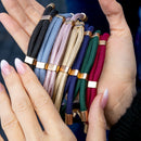 Entdecken Sie unser elegantes Band für stilvolle Accessoires! Es vereint Funktionalität mit modernem Design und sorgt dafür, dass Ihr Handy, Schlüssel oder Kopfhörer sicher griffbereit sind. Mit verstellbarer Länge und hochwertigem Cord ist es Ihr ideales Everyday-Accessoire!