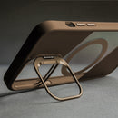 Elegante Schutzhülle für das Apple iPhone 17 Pro Max in Braun. Sie bietet nicht nur perfekten Schutz, sondern auch ein modernes Design mit einem praktischen Magneten für Zubehör. Ideal für stilbewusste Nutzer!