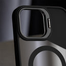Die schwarze Schutzhülle für das Apple iPhone 13 bietet nicht nur einen stilvollen Look, sondern auch zuverlässigen Schutz vor Stößen und Kratzern. Mit ihrem durchdachten Design und der optimalen Passform ist sie die ideale Wahl für iPhone-Nutzer, die Funktionalität und Ästhetik schätzen.