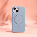 Schutzhülle für das Apple iPhone 13 in Blau: Diese trendige Hülle kombiniert stilvolles Design mit optimalem Schutz. Sie bietet einen perfekten Sitz, schützt vor Kratzern und Stößen und verfügt über einen praktischen MagSafe-Kompatibilität für kabelloses Laden. Ideal für alle, die ihr iPhone elegant und sicher aufbewahren möchten.