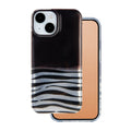 Schütze dein Apple iPhone 13 stilvoll mit dieser mehrfarbigen Schutzhülle. Das ansprechende Design mit einem modernen Zebrastreifenmuster verleiht deinem Handy einen einzigartigen Look, während es gleichzeitig vor Kratzern und Stößen schützt. Ideal für alle, die Funktionalität und Design verbinden möchten!