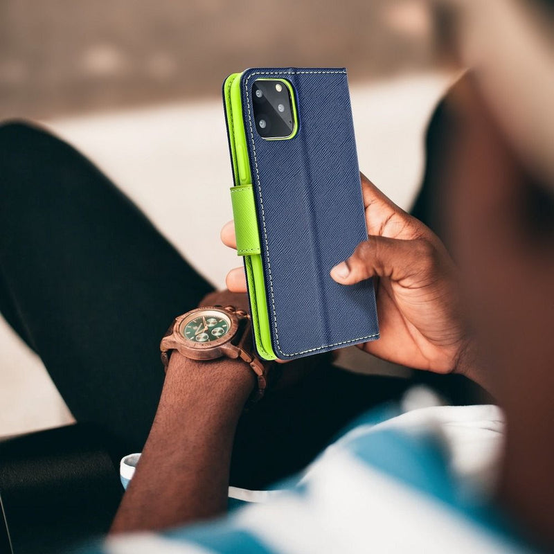 Das Samsung Galaxy A52 5G Fancy Book Case schützt Ihr Gerät stilvoll mit integriertem Portemonnaie, Standfunktion und robustem Magnetverschluss. Perfekt passend und funktional!