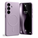 Die elegante Handytasche für das Samsung Galaxy S26 in Violett bietet nicht nur optimalen Schutz, sondern verleiht Ihrem Smartphone auch einen stylischen Look. Mit präzisen Ausschnitten für Kamera und Tasten ist sie sowohl funktional als auch modisch. Ideal für alle, die ihr Handy sicher und gleichzeitig schick verstauen möchten.