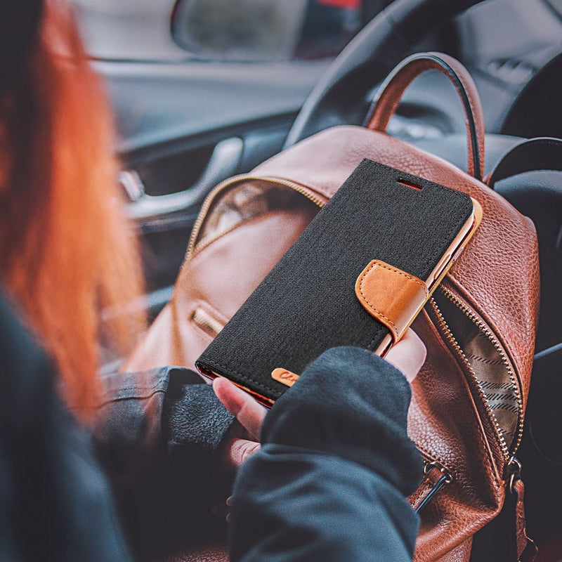 Schick und sicher: Die CANVAS Book Case Schutzhülle für das iPhone 14 in Schwarz mit edlem Lederakzent bietet stilvollen Schutz für Ihr Smartphone. Mit praktischer Aufklappfunktion und robustem Material, ideal für den Alltagsgebrauch.