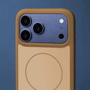Die Schutzhülle für das Apple iPhone 12 Pro / iPhone 12 bietet optimalen Schutz und ein elegantes Design. Das praktische MagSafe-System ermöglicht ein einfaches Anbringen von Zubehör und kabellosem Laden. Ihre weiche Oberfläche sorgt für einen angenehmen Griff und schützt Ihr Gerät vor Stößen und Kratzern.