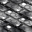 Die schwarze Schutzhülle für das Apple iPhone 14 Pro bietet nicht nur einen eleganten Look, sondern auch optimalen Schutz vor Stößen und Kratzern. Das integrierte MagSafe-System sorgt für eine einfache Verbindung mit Ladegeräten und Zubehör. Ideal für alle, die Stil und Funktionalität suchen.
