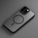 Schlichte Eleganz trifft auf Schutz: Die schwarze Schutzhülle für das Apple iPhone 17 verbindet modernes Design mit optimalem Schutz. Besonders die integrierte MagSafe-Technologie ermöglicht ein müheloses Laden und Zubehörwechsel. Ideal für alle, die Stil und Funktionalität schätzen!